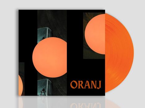 Text "ORANJ". Schwarze, vertikale Balken auf dunklem Hintergrund, orange Kreise, orangefarbene Schallplatte.