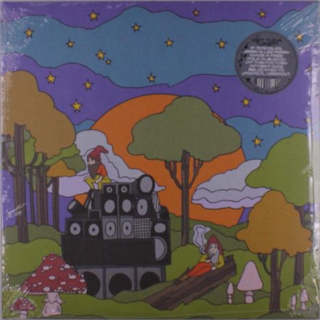 Eine verspielte Illustration mit Sternenhimmel. Zwei Kobolde, Lautsprecherturm, und Pilze in einer Waldkulisse.