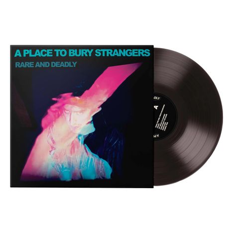 "A Place to Bury Strangers", "Rare and Deadly". Verschwommene, farbenfrohe Gestalt auf schwarzem Albumcover mit Vinyl.