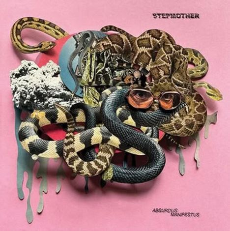 Text: "STEPMOTHER", "ABSURDUS MANIFESTUS". Schlangen, tropfendes Muster, Augen mit Brille, rosa Hintergrund.