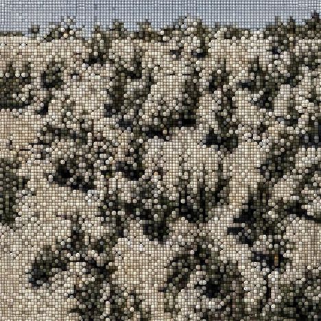 Ein geometrisches Mosaik mit quadratischen Fliesen zeigt verschwommen eine Landschaft mit Bäumen und blauem Himmel.