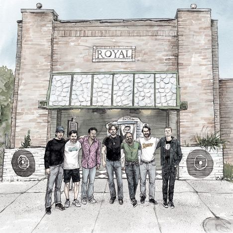Text "ROYAL" prangt oben. Vor dem Gebäude stehen sieben Personen. Das Bild hat eine illustrative, malerische Qualität.