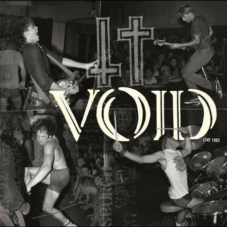 VOIVOD LIVE 1982. Schwarz-Weiß-Szene einer energiegeladenen Rock-Performance mit springenden Musikern und Schlagzeuger.