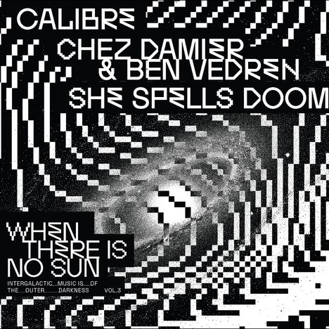 Texte: "Calibre", "Chez Damier & Ben Vedren", "She Spells Doom", "When There is No Sun", "Intergalactic Music is of the Outer Darkness Vol.3". Pixelartige, spiralförmige Schwarz-Weiß-Grafik.