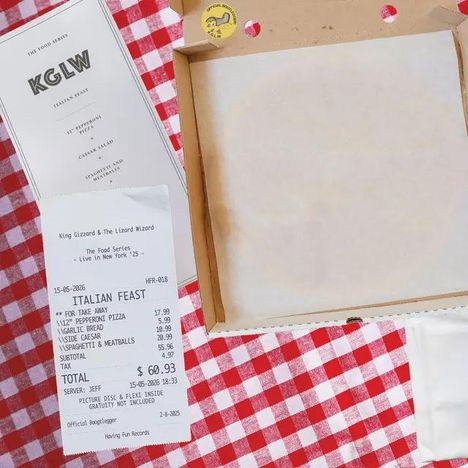 Quittung mit "Italian Feast", "Pepperoni Pizza", "Caesar Salad". Geöffneter Pizzakarton auf rot-weißem Karo-Tischtuch.