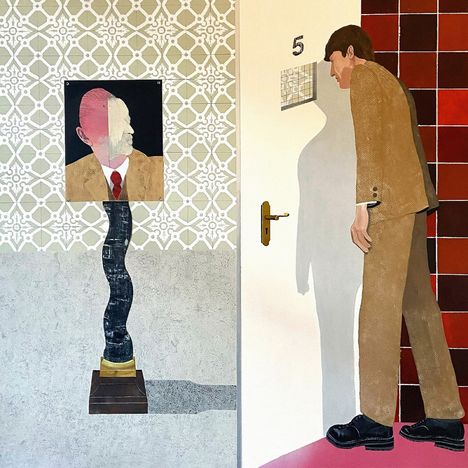 Fünf, Mann in braunem Anzug beugt sich vor einer Tür, abstrakte Kunst, schlangenförmiger Sockel mit Porträt.