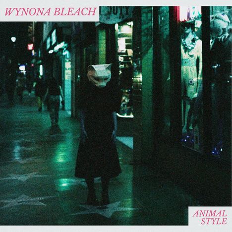 Text: "WYNONA BLEACH", "ANIMAL STYLE". 

Eine Person mit Katzenmaske steht nachts auf dem Bürgersteig.