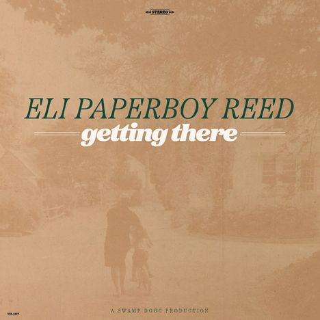 "Eli Paperboy Reed, getting there. A Swamp Dogg production." Sepia Hintergrund von zwei Menschen auf einem Gehweg.