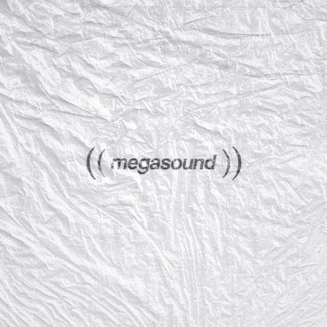"megasound" in grauer Schrift, flankiert von Schallwellen-Symbolen, auf einem weißen, unregelmäßig strukturierten Hintergrund.
