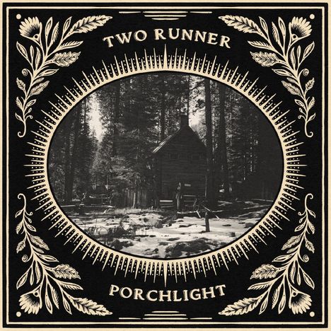 "Two Runner, Porchlight" steht in einem dekorativen Rahmen mit floralem Muster. Innen eine Waldszene mit Hütte.