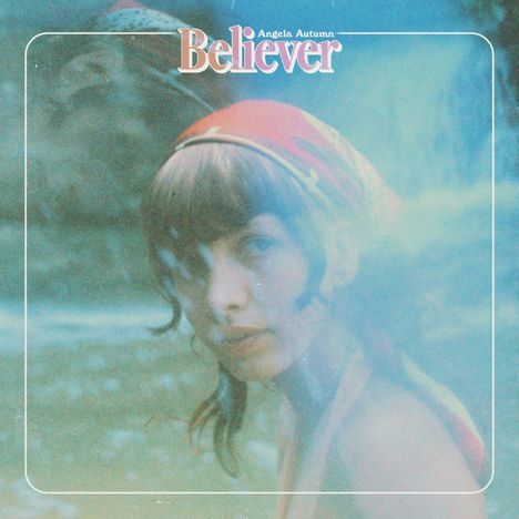 Text: "Believer" und "Angela Autumn". Eine Frau mit Kopftuch blickt in nebliger, träumerischer Landschaft.