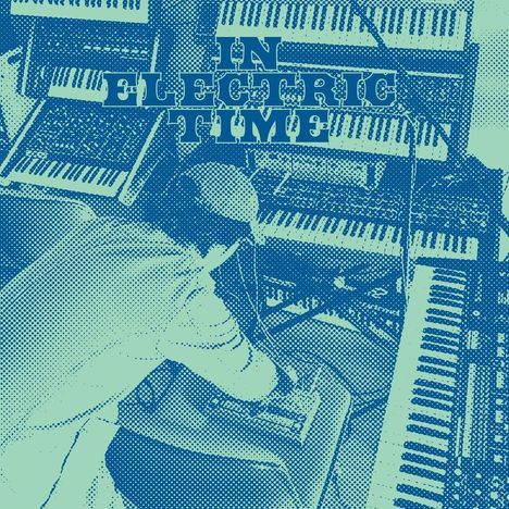 Text: „IN ELECTRIC TIME“. Illustration eines Musikers an mehreren Keyboards. Retro-futuristischer Stil in Blau- und Grüntönen.