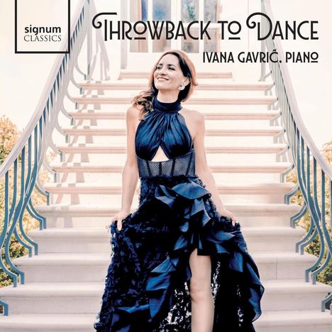 "Throwback to Dance", Ivana Gavrić, Piano. Signum Classics Logo. Frau in elegantem, dunkelblauem Kleid auf Treppe.