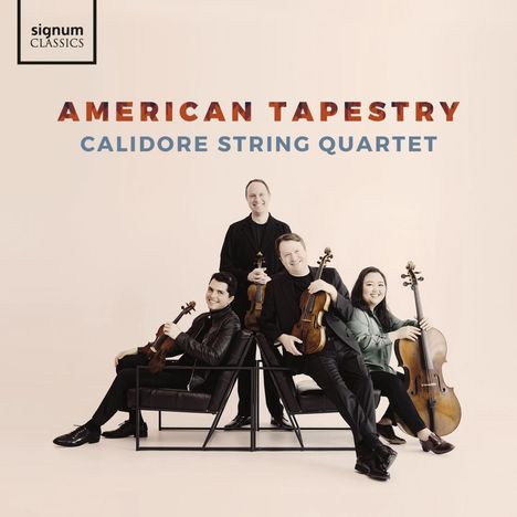 „AMERICAN TAPESTRY“ und „CALIDORE STRING QUARTET“. Vier Personen mit Streichinstrumenten, freundlich posierend.