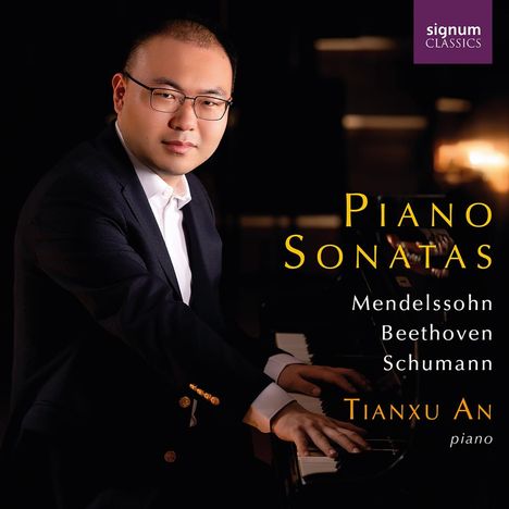 "Piano Sonatas. Mendelssohn, Beethoven, Schumann. Tianxu An, piano." Ein Mann in Anzug spielt am Flügel.