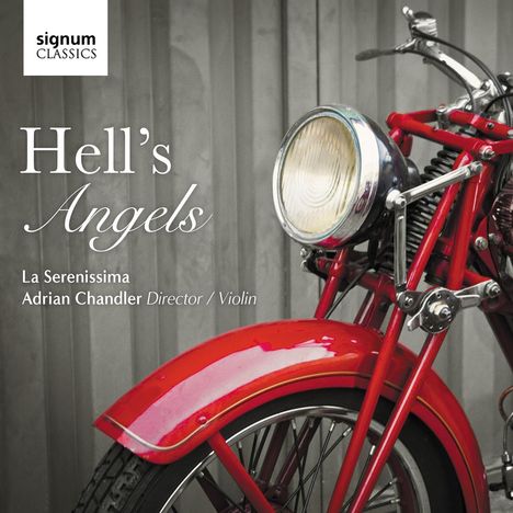 "Hell's Angels", La Serenissima, Adrian Chandler Director/Violin. Ein rotes Motorrad vor einer Holzwand.