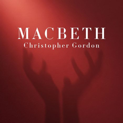 "MACBETH Christopher Gordon" auf rotem Hintergrund, mit einem Schatten, der wie erhobene Hände aussieht.
