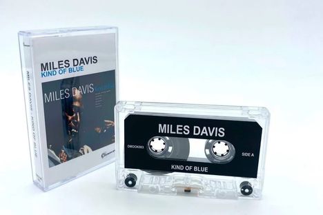 „MILES DAVIS - KIND OF BLUE“ auf Kassette und Hülle, elegante schwarze Gestaltung, Kassette transparent.