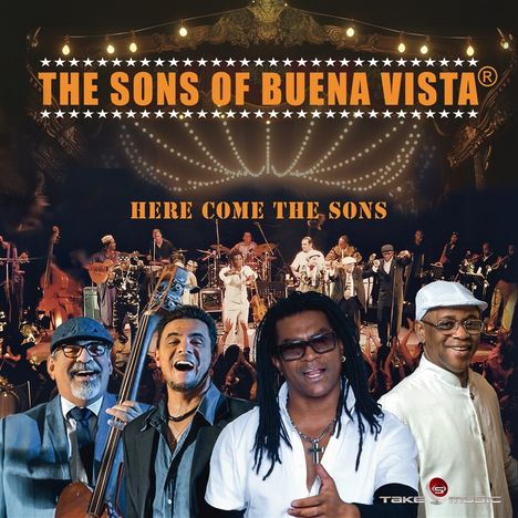Text: "THE SONS OF BUENA VISTA®", "HERE COME THE SONS". Eine Gruppe von Musikern auf der Bühne, ausgelassene Atmosphäre.