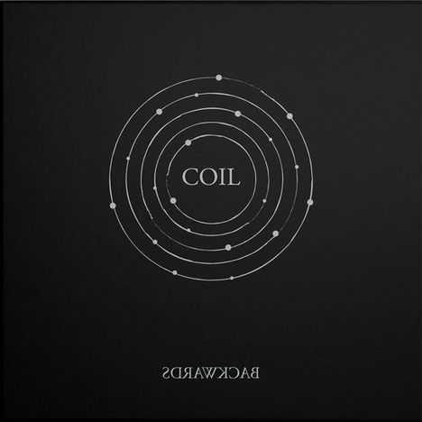 "COIL" ist zentriert, darunter steht "BACKWARDS" spiegelverkehrt. Kreise mit Punkten sind symmetrisch angeordnet.