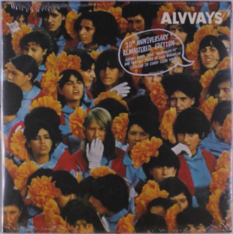 Oben steht "ALVVAYS". Darunter "10th Anniversary Remastered Edition". Viele Menschen mit gelben Blumen um den Kopf.