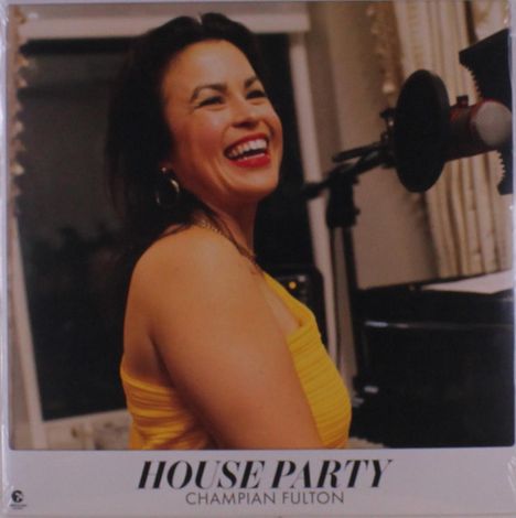 "House Party, Champian Fulton." Eine lächelnde Person in einem gelben Oberteil vor einem Mikrofon.