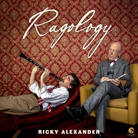 „Ragology“, „Ricky Alexander“. Ein Mann spielt Klarinette auf einem Sofa, daneben ein Mann liest sitzend.