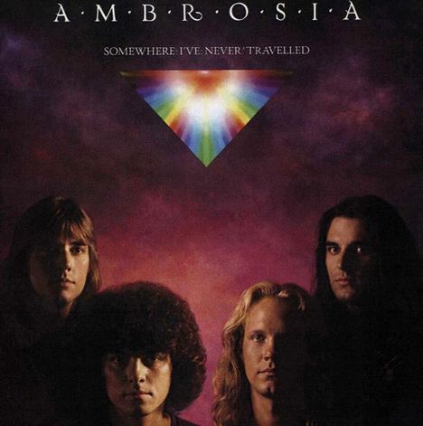"AMBROSIA. SOMEWHERE I'VE NEVER TRAVELLED." Vier Männer vor lila Hintergrund, über ihnen ein buntes, leuchtendes Dreieck.