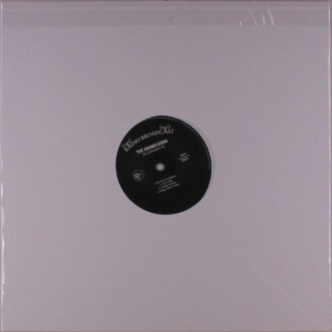 Ein schwarzes Vinyl-Etikett mit der Aufschrift "RADIO BROADCAST" und "THE CHAMELEONS", umgeben von weißem Karton.