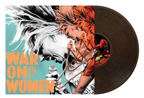 "War On Women" in großen Buchstaben. Eine Sängerin hält ein Mikrofon, dynamisch und energiegeladen, neben einer Vinyl-Schallplatte.