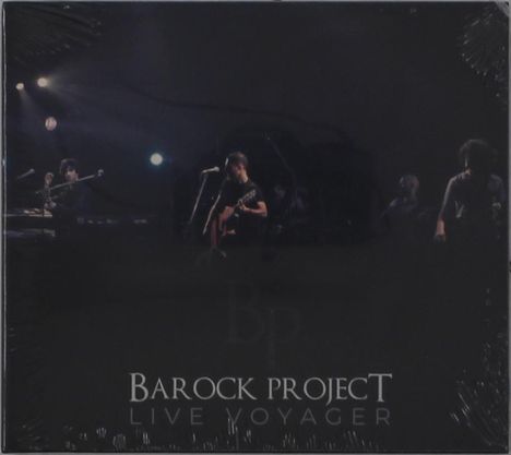 "BAROCK PROJECT LIVE VOYAGER" in weißer Schrift. Dunkle Bühnenaufnahme mit Musikern und Instrumenten im Scheinwerferlicht.