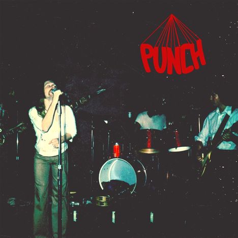 Der Text "PUNCH" steht in Rot oben. Eine Band spielt live, Sänger links am Mikrofon, Schlagzeug in der Mitte, Gitarre rechts.