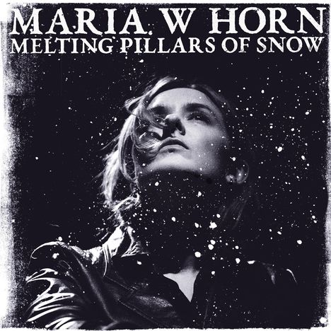 Text: "MARIA W HORN MELTING PILLARS OF SNOW". Frau blickt nach oben, Schneeflocken fallen, schwarz-weiß.
