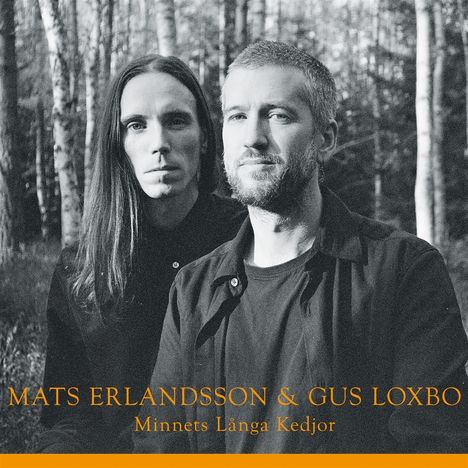 "MATS ERLANDSSON & GUS LOXBO, Minnets Långa Kedjor". Zwei Personen im Wald bei schwarz-weißer Fotografie.