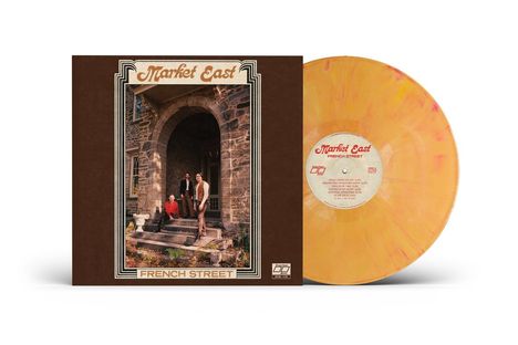 "Market East", "French Street". Ein gelb-orangefarbenes Vinyl. Vier Personen auf Steinstufen vor einem alten Gebäude.