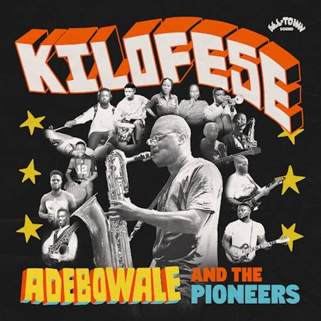 "KILOFÉSE" in großen Buchstaben oben, darunter Musiker mit Saxophon. "ADEBOWALE AND THE PIONEERS" unten.