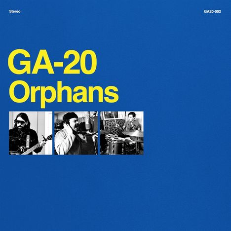 "GA-20 Orphans" in gelber Schrift auf blauem Hintergrund, mit drei Schwarz-Weiß-Fotos von Musikern darunter.