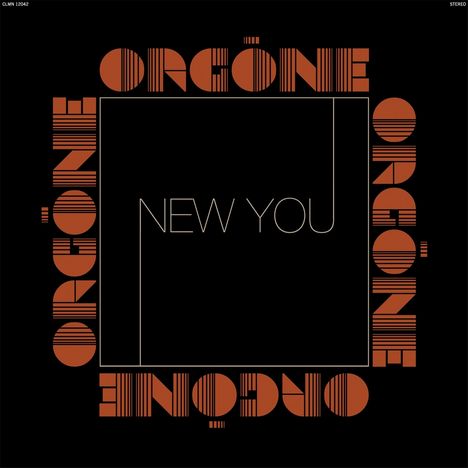 "NEW YOU" steht im Zentrum, umrahmt von mehrfach "ORGŌNE". Minimalistisches Design mit rechteckigem Muster in Rotbraun.