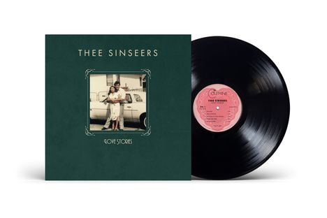 Albumcover mit den Texten: "Thee Sinseers", "Love Stories". Darauf ein Bild von einem Paar vor einem Auto. Links die Schallplatte.