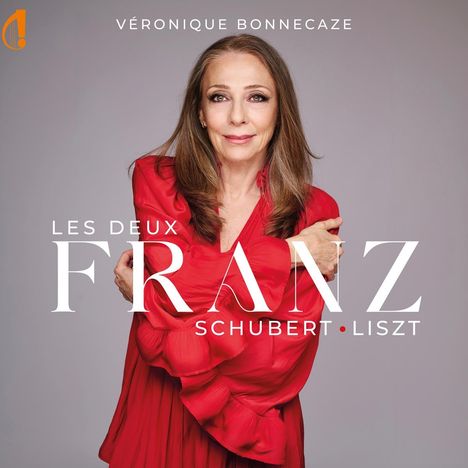 VÉRONIQUE BONNECAZE, Les Deux Franz: Schubert, Liszt. Frau in rotem Kleid, grauer Hintergrund, links ein oranges Logo.