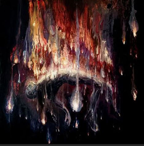 Eine düstere, abstrakte Darstellung, in der ein Körper von herabfallenden, flammenartigen Formen umgeben ist.