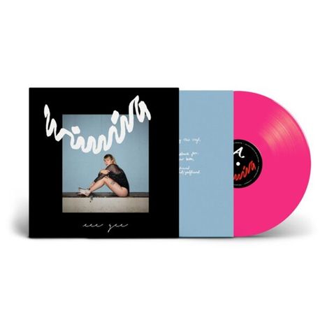 Eine Schallplatte mit pinkem Vinyl. Text: „ee gee“, „winning“. Cover zeigt eine Person in sitzender Pose vor blauem Hintergrund.