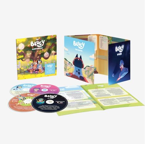 „Bluey Album Box Set“ und „Bluey: The Album“ auf bunten CD-Hüllen und Begleitheften mit Zeichnungen einer Cartoon-Hundewelt.