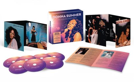 "DONNA SUMMER - THE CASABLANCA STUDIO ALBUMS" steht auf einer Box. Sie enthält CDs und Albumcover mit Fotos der Sängerin.