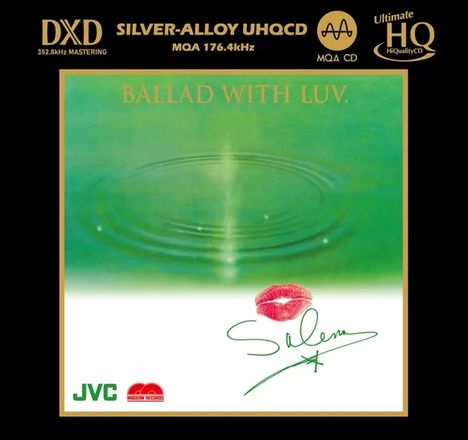 BALLAD WITH LUV. Grünes Wasser mit sanften Wellen. Roter Lippenstiftabdruck und Unterschrift „Salena“ darunter.