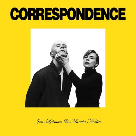 „CORRESPONDENCE“ steht oben, darunter sind zwei Personen in Schwarz-Weiß, eine hebt das Kinn der anderen an. Gelber Hintergrund.