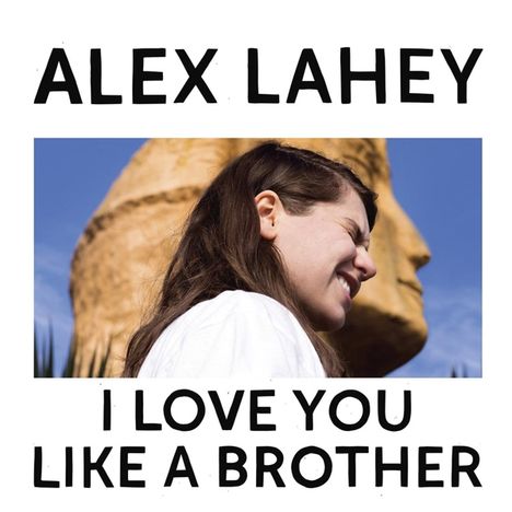 Text: "ALEX LAHEY I LOVE YOU LIKE A BROTHER". Seitliches Porträt einer lächelnden Person vor einer großen Statue.