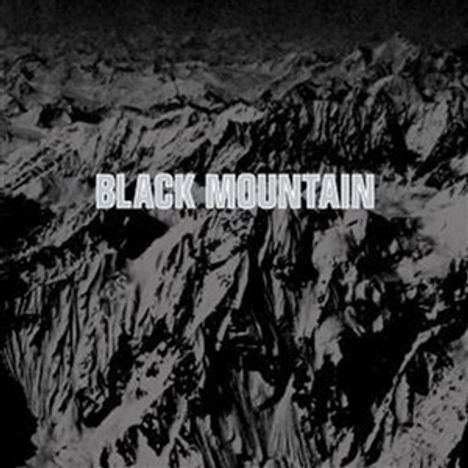 Text: BLACK MOUNTAIN. Schwarz-weißes Foto einer gebirgigen Landschaft mit schneebedeckten Gipfeln.