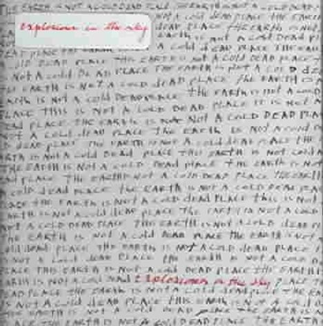 "Explosions in the Sky." Hintergrund voller handgeschriebener Wiederholungen in Schwarz, einige Wörter in Rot markiert. 