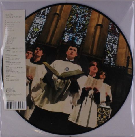 Japanischer Text auf der linken Seite. Junge Männer im Chor in einer Kirche, halten Bücher. Buntglasfenster im Hintergrund.